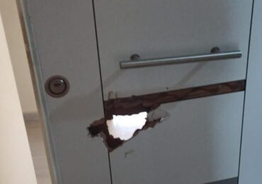 Apartman kapı onarmı
